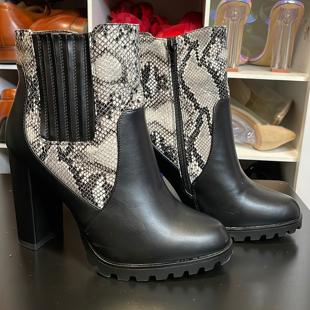NWOT Fira Black Booties from Shoedazzle Size 8.5